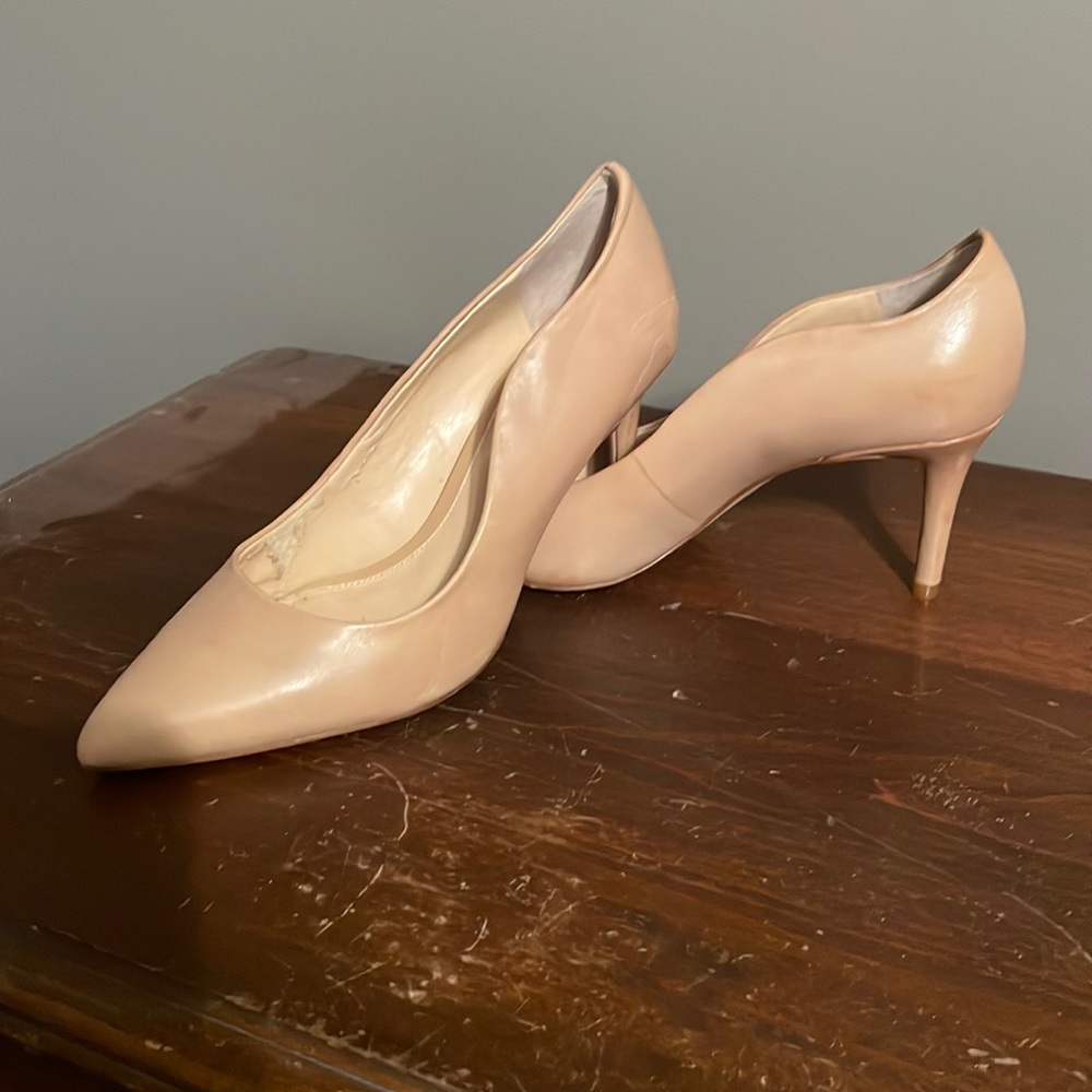 Vince Camuto nude pointed heel size 8